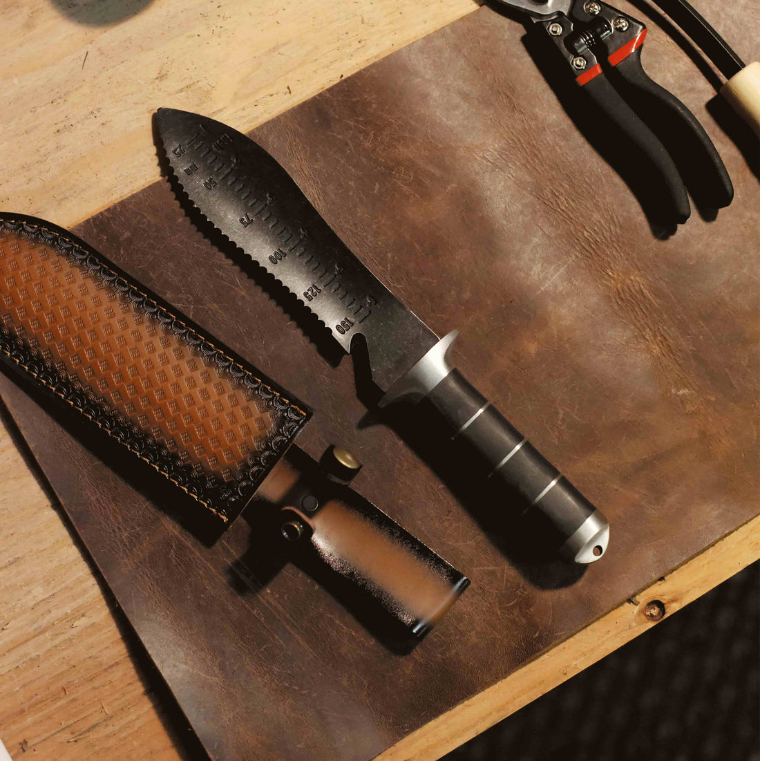 The Importance of a Hori Hori Knife Sheath