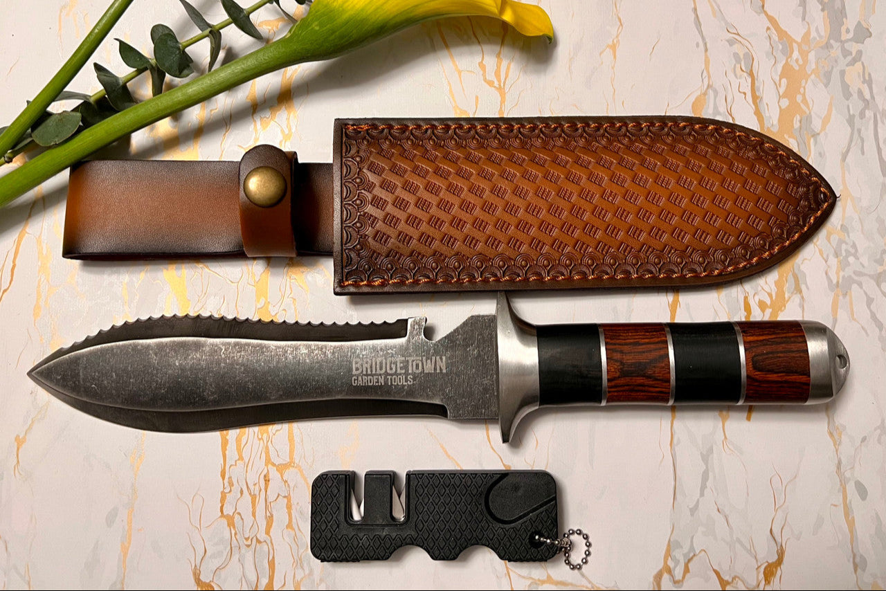 hori hori japanese-style garden knife with pocket knife sharpener